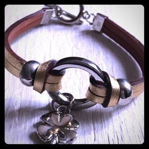 STAINLESS STEEL GOLD LEATHER BRACELET WITH CLOVER!